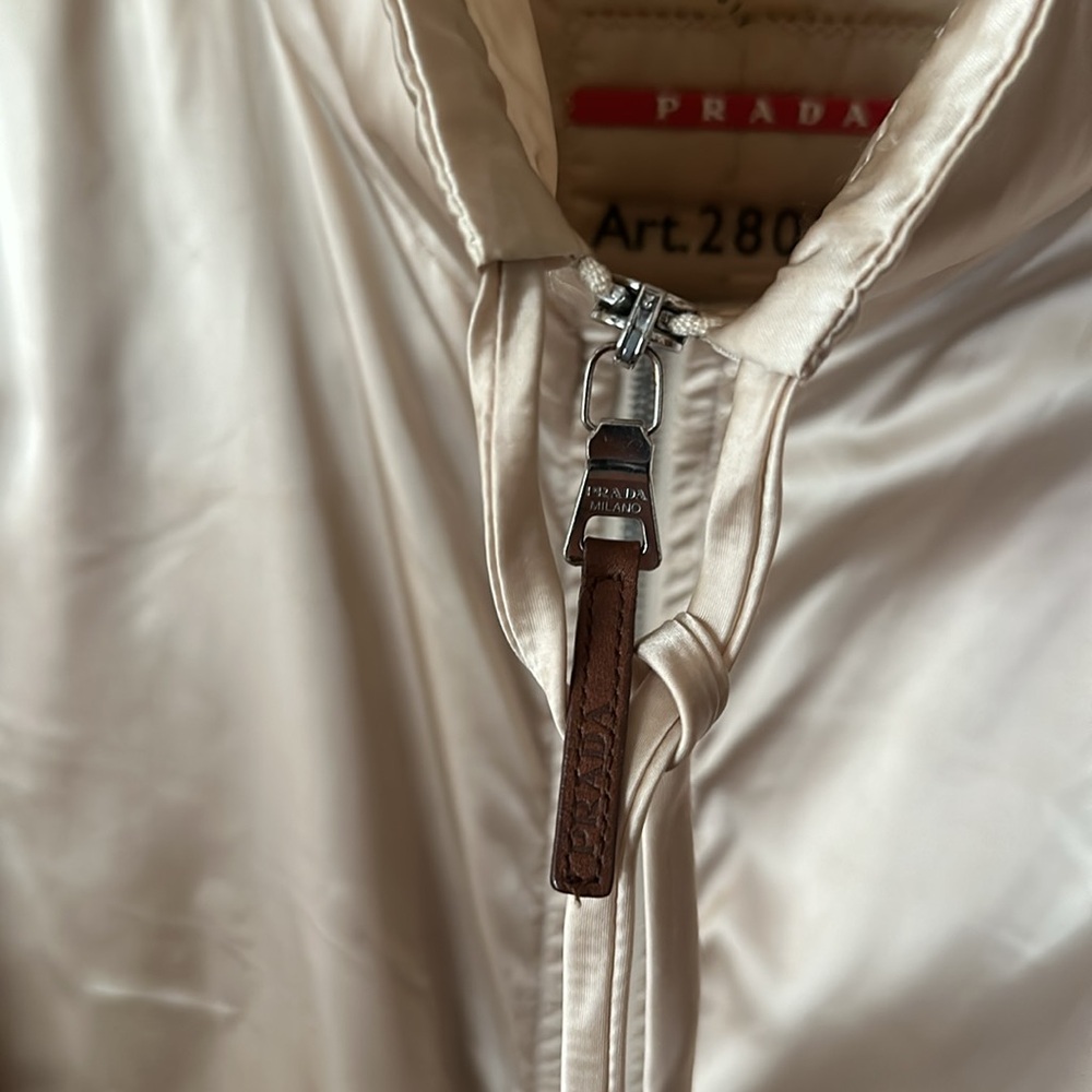 PRADA - Picture 4 of 6